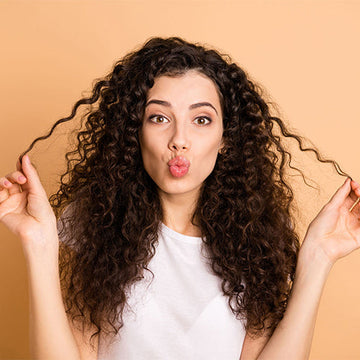 Expert Tips to Combat Frizz in Curly Hair